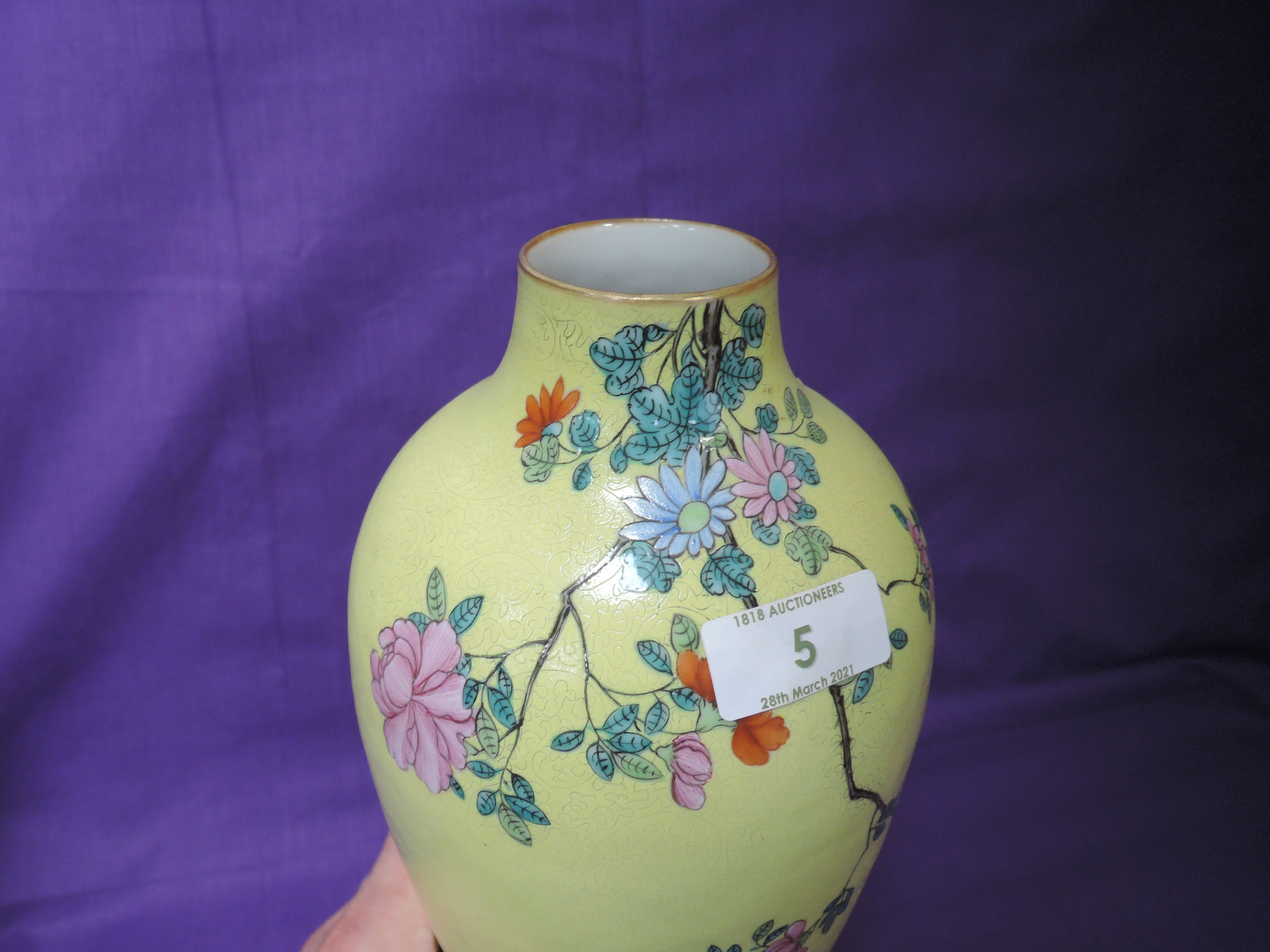 A pair of impressive highly decorated Chinese export hard paste Meiping vase with jiyouhuang chicken - Image 5 of 12