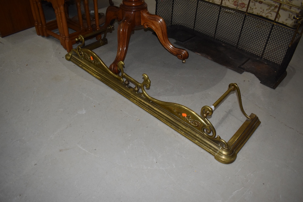 An Art Nouveau brass fire fender, width approx. 135cm