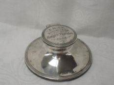 A small Edwardian silver capstan inkwell of traditional form having clear glass liner and bearing