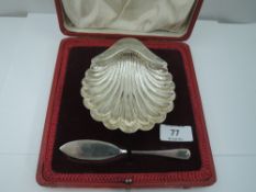 A cased silver scallop shell butter dish and knife, London 1916, Manoah Rhodes & Sons Ltd, approx