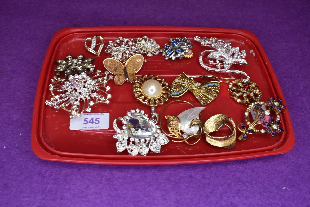 A tray of costume jewellery brooches including filligree and diamante