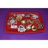 A tray of costume jewellery brooches including filligree and diamante