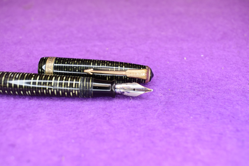 A Parker Vacumatic Major fountain pen green with horizontal pearl rings, and decorative broad band - Image 2 of 2