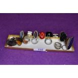 Fifteen assorted fashion rings including enamelled and agate