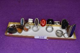Fifteen assorted fashion rings including enamelled and agate