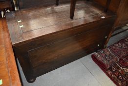 An early 20th Century oak bedding box having flat top and bun feet, dimensions approx. 99 x 46 x