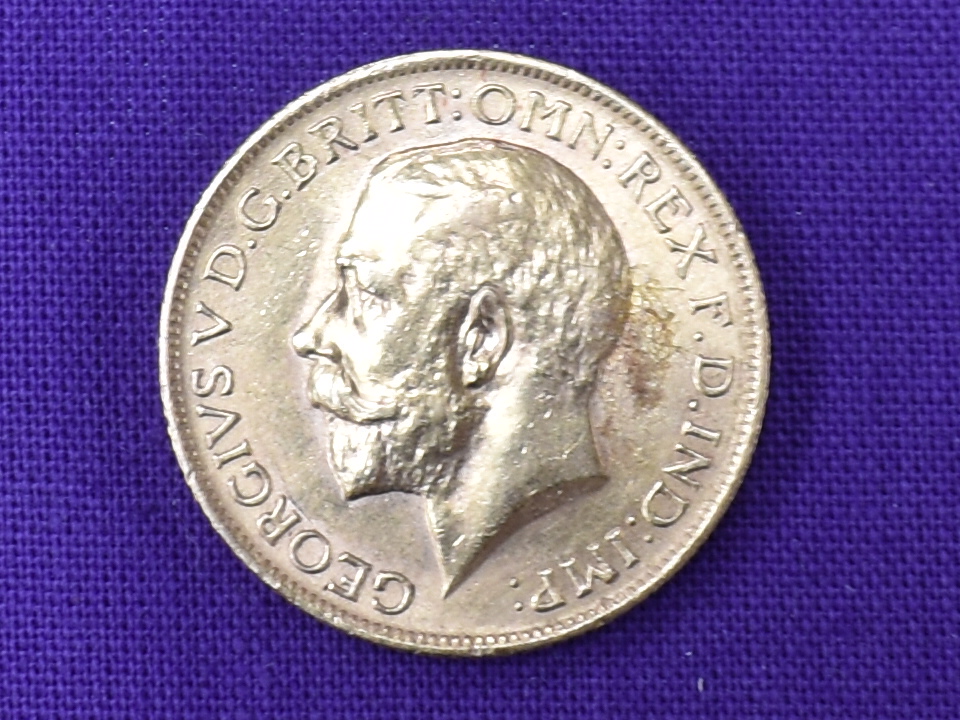 A George V 1915 Gold Sovereign - Image 2 of 2
