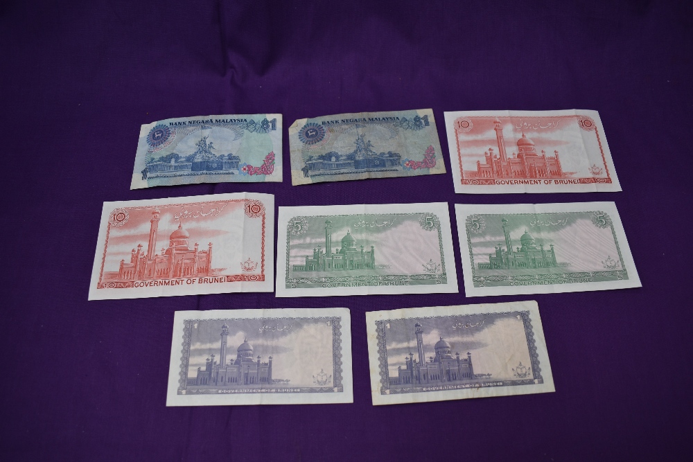 A collection of World Banknotes, Singapore 10 Dollars x2, 5 Dollars x2 and 1 Dollar, Bank Negara - Image 4 of 4