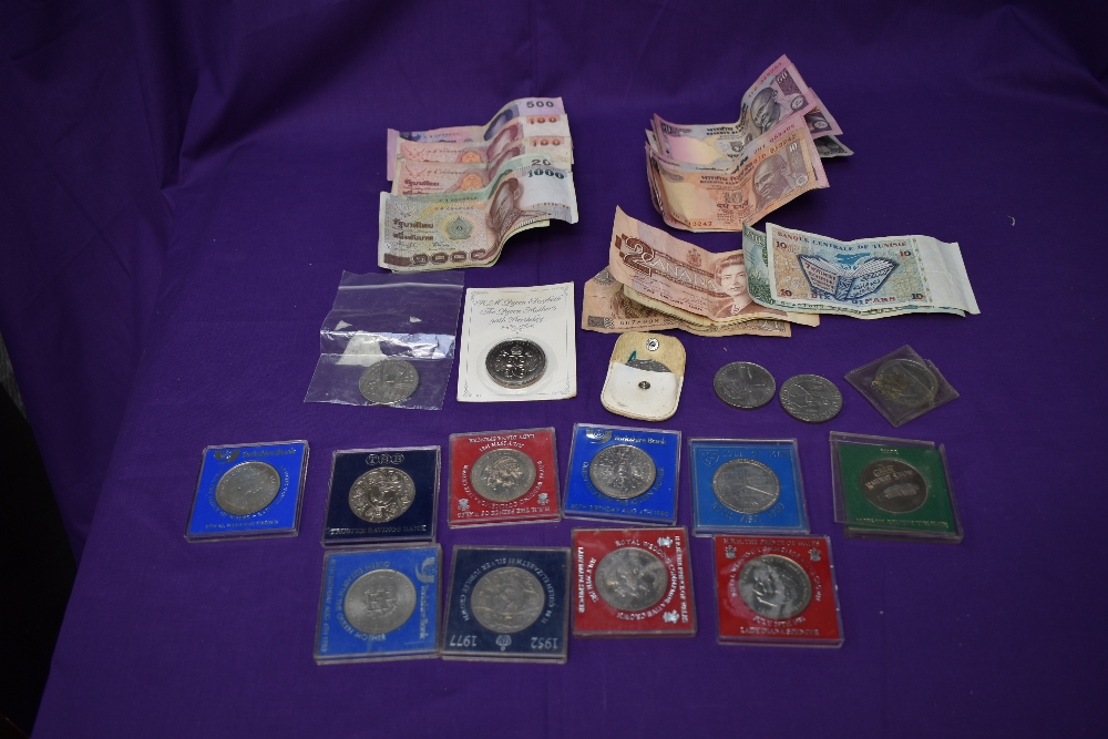 A small collection of World Banknotes including Reserve Bank of India and a collection of GB