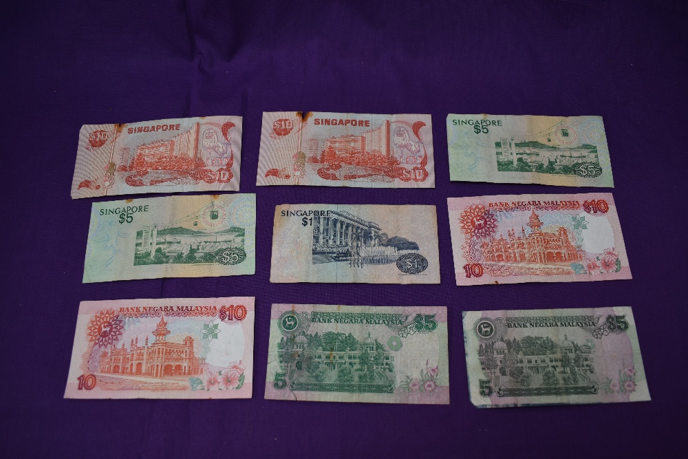 A collection of World Banknotes, Singapore 10 Dollars x2, 5 Dollars x2 and 1 Dollar, Bank Negara - Image 2 of 4