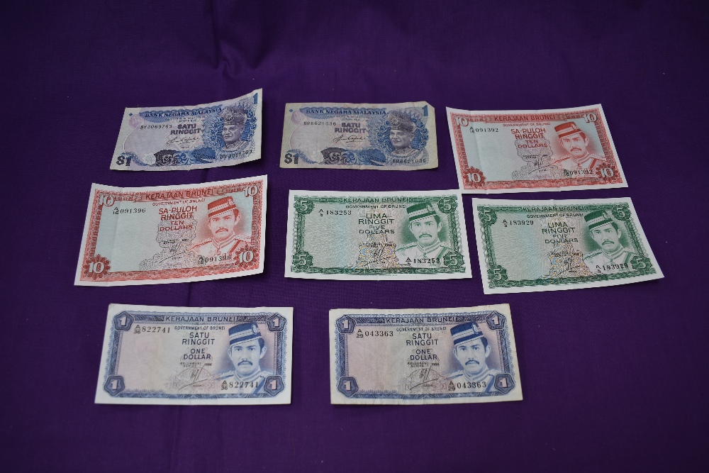 A collection of World Banknotes, Singapore 10 Dollars x2, 5 Dollars x2 and 1 Dollar, Bank Negara - Image 3 of 4