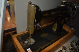 A hand cranked Singer sewing machine with case and transfer design body.model number Y2672820.