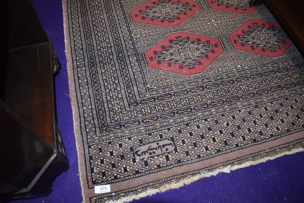 A traditional Persian rug, approx. 158 x 102cm