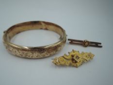 A 9ct gold hinged bangle having engraved decoration (AF) and two bar brooches stamped 9C, approx