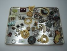 A tray of costume jewellery including brooches, rings, earrings etc