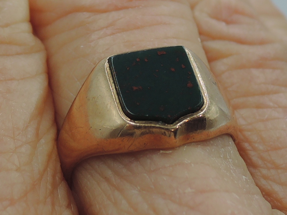 A Victorian gent's 9ct rose gold signet ring having an inset plain bloodstone shield, hallmarked - Image 3 of 3