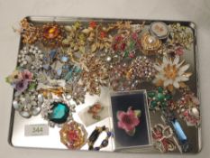 A tray of costume brooches including vintage enamelled, diamante, ceramic etc