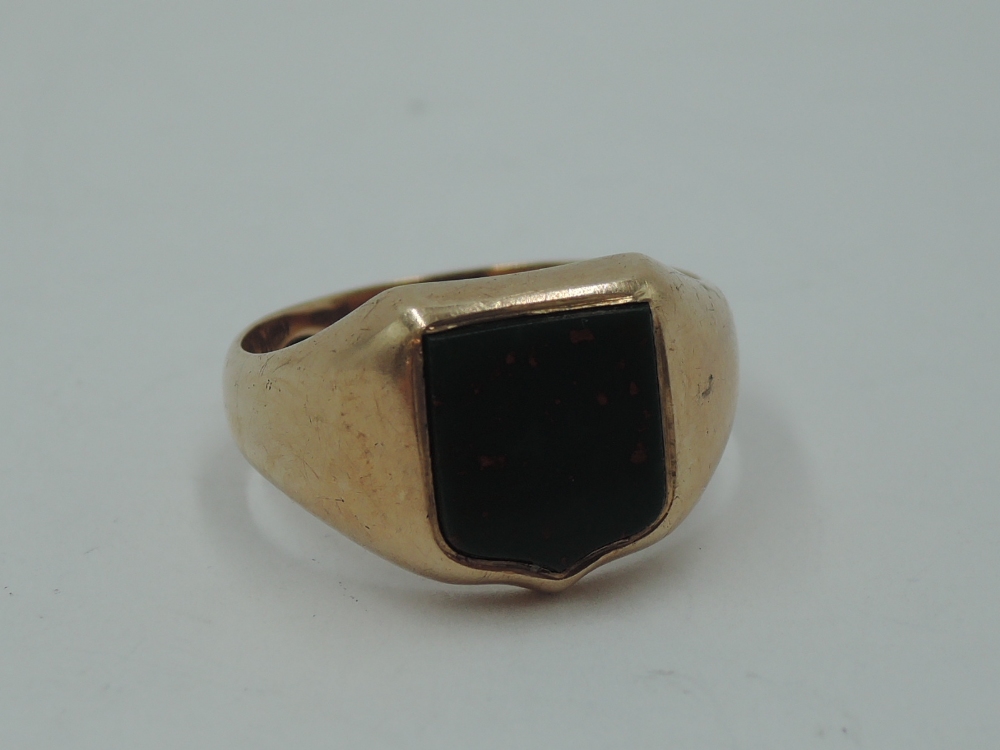 A Victorian gent's 9ct rose gold signet ring having an inset plain bloodstone shield, hallmarked