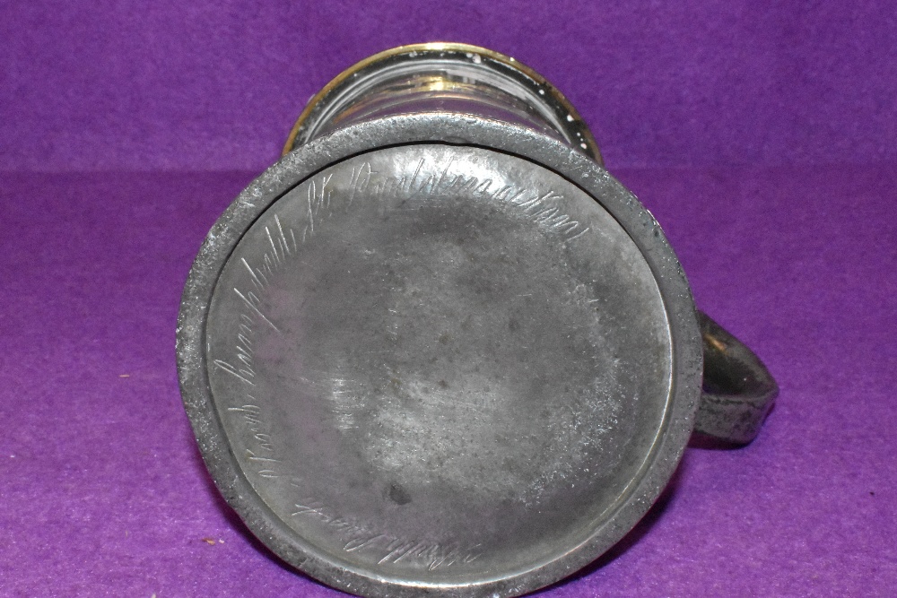 An antique pewter mug or Quart having impressed marks and brass rim - Image 2 of 2