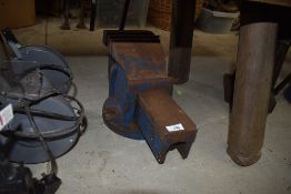 A large size engineers bench top vice