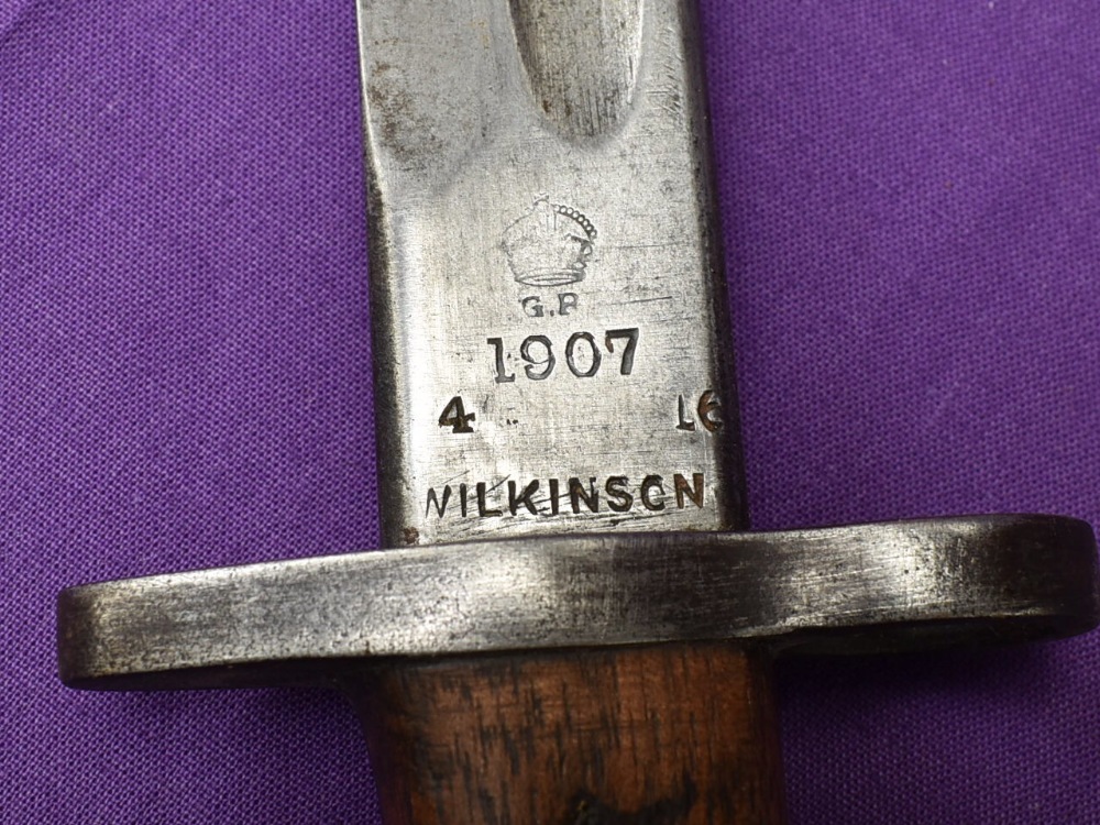 A British SMLE Bayonet pattern 1907, no hooked quillon, blade marked Crown GR 1907, 4.16, several - Image 6 of 9