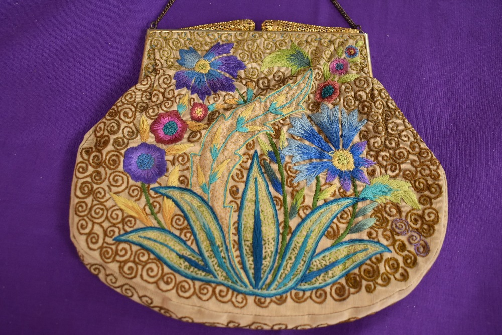 An antique clasp framed evening bag having unusual filigree clasp and colourful floral embroidery to - Image 3 of 3