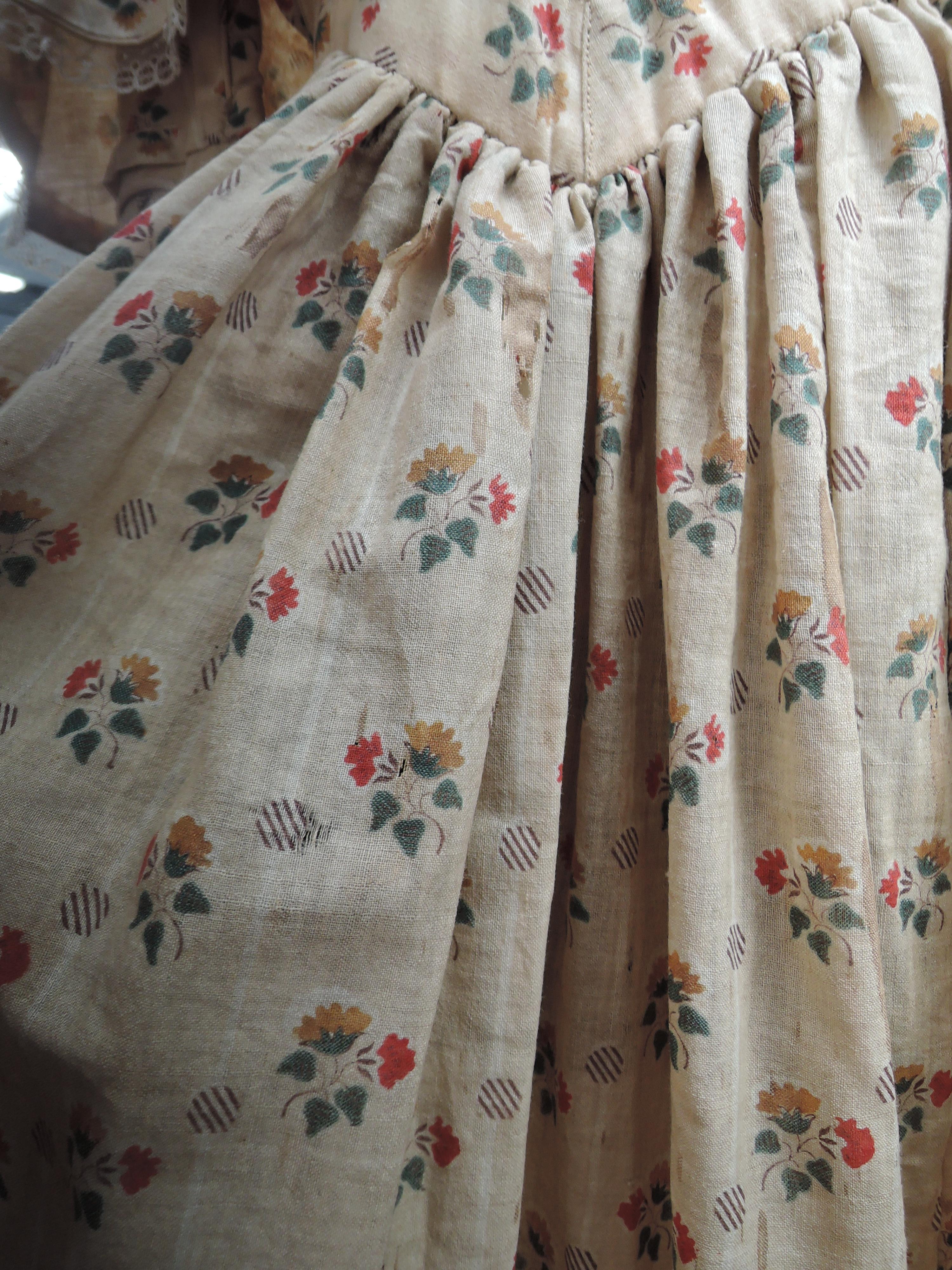 A Victorian cotton dress and lace edged cape having floral print on beige ground, superb details - Image 9 of 10