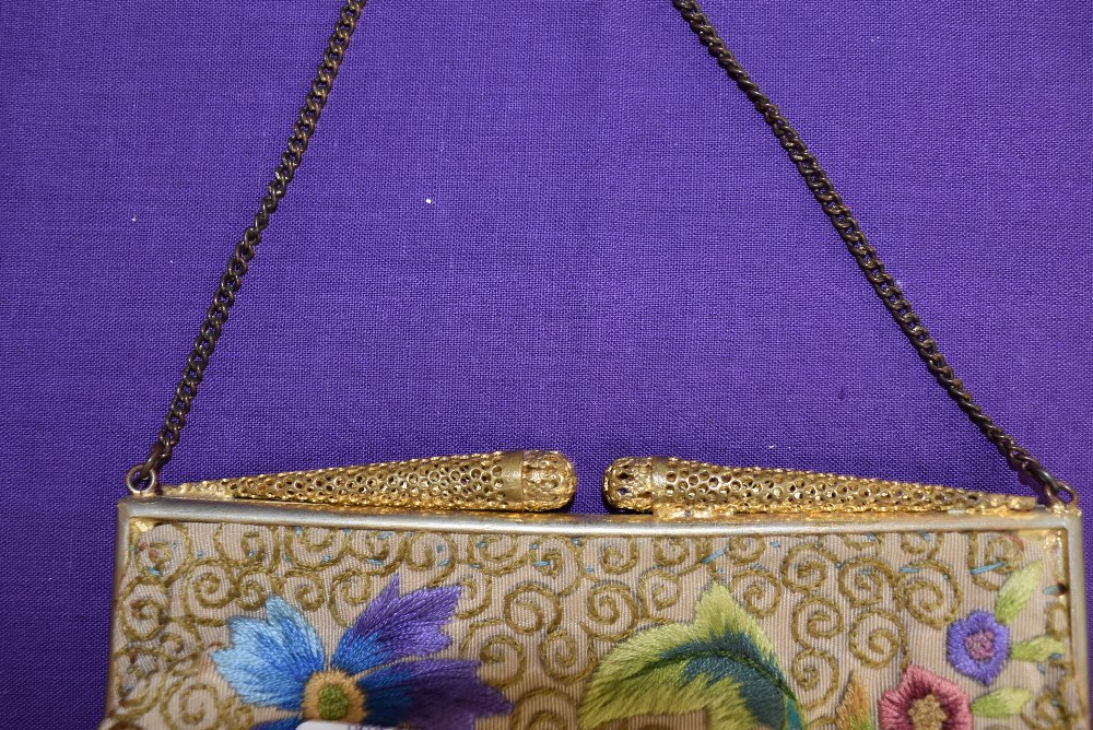 An antique clasp framed evening bag having unusual filigree clasp and colourful floral embroidery to - Image 2 of 3