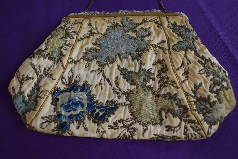 An antique framed evening bag having clasp fastening with beading,and floral pattern of colourful - Image 4 of 4