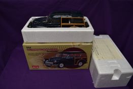 A Sun Star 1:12 scale diecast model, 1963 Morris Minor 1000 Traveller, in original box