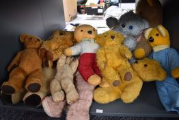 A shelf of mid 20th century and later Teddy Bears including straw filled, jointed and stitched (11)