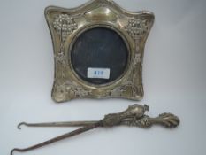 An Edwardian silver photograph frame having Art Nouveau style decoration and circular aperture,