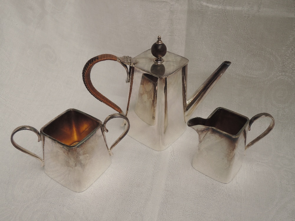 An Edwardian Elkington plate coffee for two presentation set, comprising small coffee pot of - Image 3 of 4