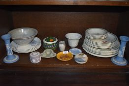 A mixed lot of ceramics including Wedgwood plates of varying size having fruit pattern,Wedgwood