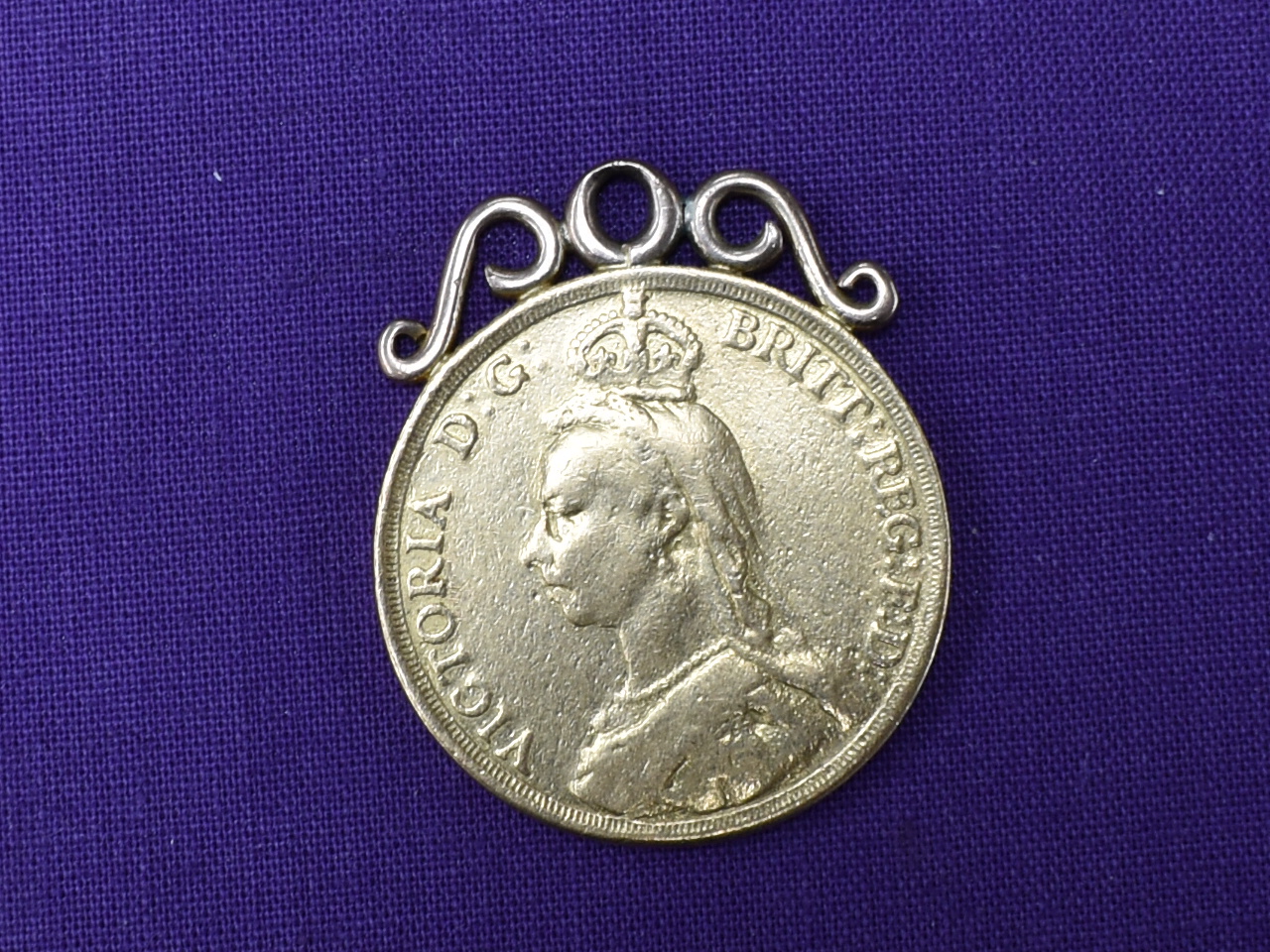 A 1887 Queen Victoria £2 Gold Coin with a 9ct Gold Mount Attached - Image 3 of 4