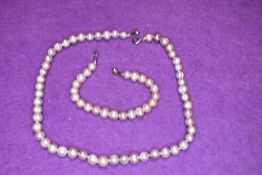 A string of pink baroque pearls with matching bracelet by Teng Yue, approx 17' & 7'