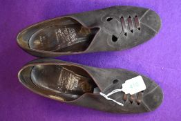 A pair of vintage 1940s ladies shoes having leather sole and 6cm heel in brown suede by Vernon