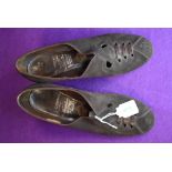 A pair of vintage 1940s ladies shoes having leather sole and 6cm heel in brown suede by Vernon