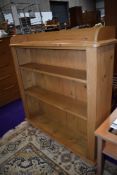 A natural pine low bookshelf, width approx. 102cm