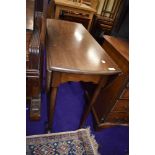 An early 20th Century mahogany gateleg table on cabriole legs