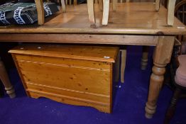 A modern pine kitchen table, approx. 153 x 90cm