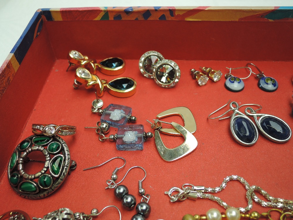 A selection of costume jewellery including simulated coloured pearls, dress rings, earrings etc - Image 2 of 3