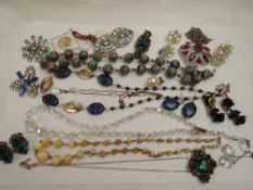 A tray of vintage and later costume jewellery including strings of beads, diamante brooches,