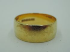 An 18ct gold wedding band, size O & approx 5.1g