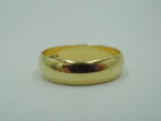 An 18ct gold wedding band, size T & approx 5.2g