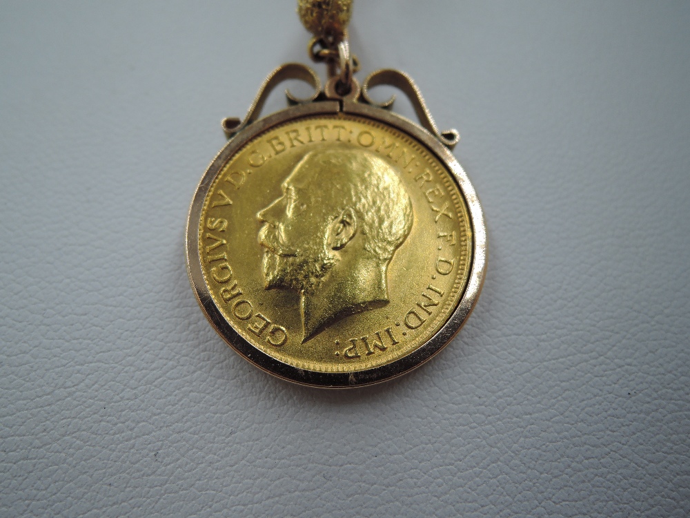 A 1911 gold sovereign in a yellow metal removable mount stamped 9ct on a fancy link rose gold - Image 3 of 3