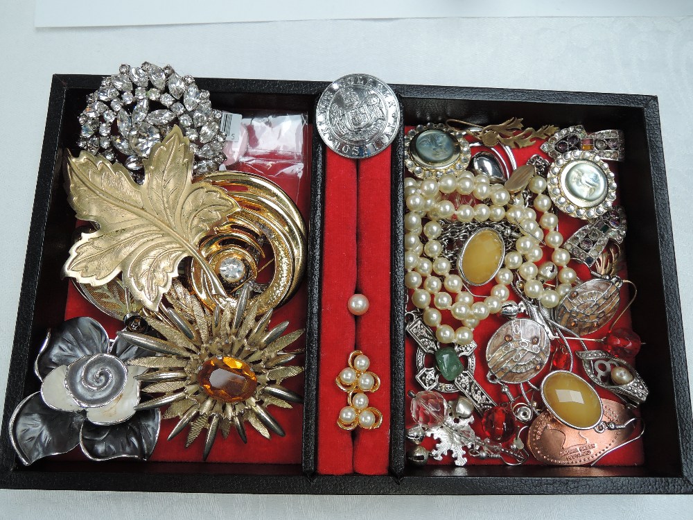 A small jewllery case containing a selection of costume jewellery including earrings, brooches and - Image 3 of 3