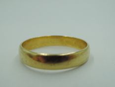 An 18ct gold wedding band, size M & 2.4g