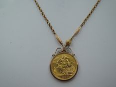 A 1911 gold sovereign in a yellow metal removable mount stamped 9ct on a fancy link rose gold