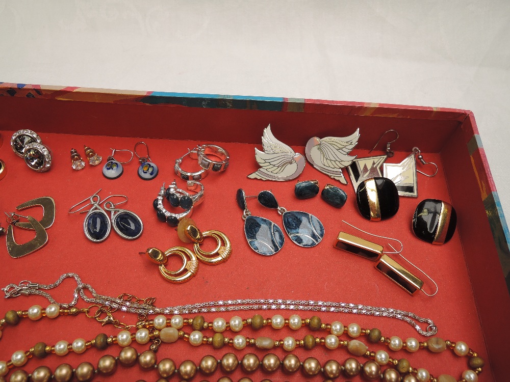 A selection of costume jewellery including simulated coloured pearls, dress rings, earrings etc - Image 3 of 3